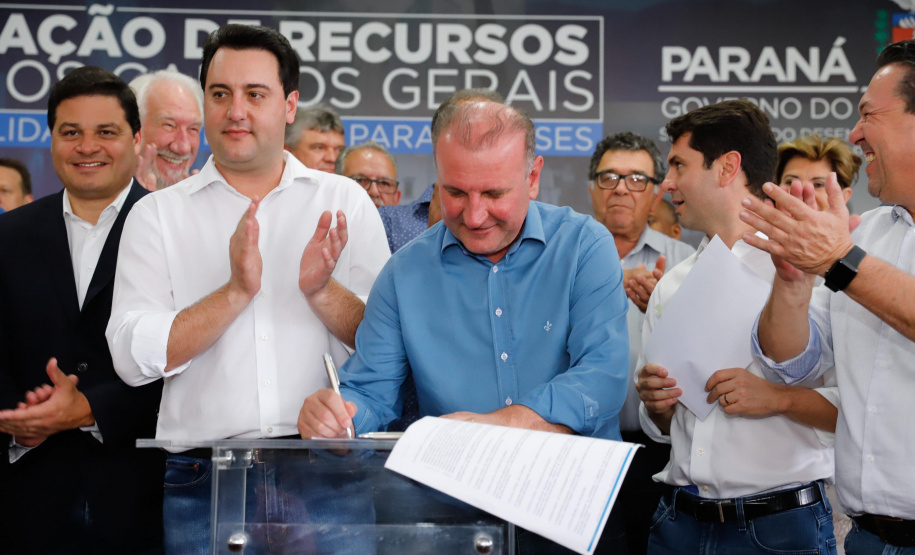 Ponta Grossa e outros 12 municípios dos Campos Gerais vão investir R$ 19,9 milhões em pavimentação de ruas, compra de equipamentos de videomonitoramento, máquinas, ambulância e ônibus escolares, além de ações na área da saúde. Os recursos são do Governo do Estado. As licitações e homologações das obras e aquisições foram autorizadas pelo governador Carlos Massa Ratinho Junior nesta quinta-feira (24) em Ponta Grossa.