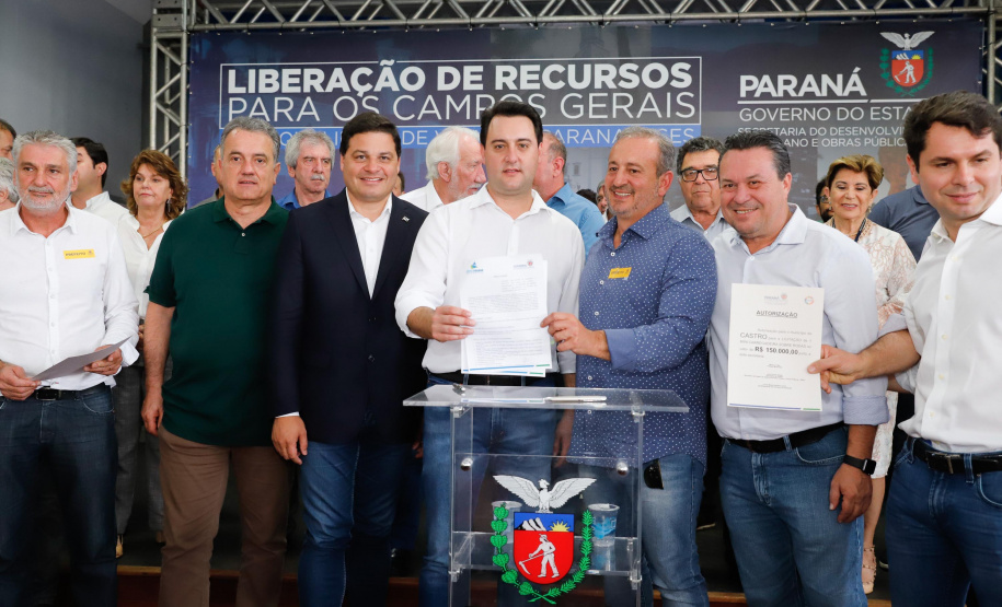 Ponta Grossa e outros 12 municípios dos Campos Gerais vão investir R$ 19,9 milhões em pavimentação de ruas, compra de equipamentos de videomonitoramento, máquinas, ambulância e ônibus escolares, além de ações na área da saúde. Os recursos são do Governo do Estado. As licitações e homologações das obras e aquisições foram autorizadas pelo governador Carlos Massa Ratinho Junior nesta quinta-feira (24) em Ponta Grossa.