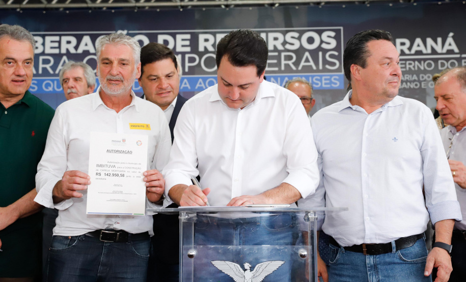 Ponta Grossa e outros 12 municípios dos Campos Gerais vão investir R$ 19,9 milhões em pavimentação de ruas, compra de equipamentos de videomonitoramento, máquinas, ambulância e ônibus escolares, além de ações na área da saúde. Os recursos são do Governo do Estado. As licitações e homologações das obras e aquisições foram autorizadas pelo governador Carlos Massa Ratinho Junior nesta quinta-feira (24) em Ponta Grossa.