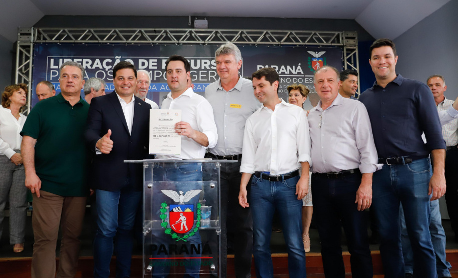 Ponta Grossa e outros 12 municípios dos Campos Gerais vão investir R$ 19,9 milhões em pavimentação de ruas, compra de equipamentos de videomonitoramento, máquinas, ambulância e ônibus escolares, além de ações na área da saúde. Os recursos são do Governo do Estado. As licitações e homologações das obras e aquisições foram autorizadas pelo governador Carlos Massa Ratinho Junior nesta quinta-feira (24) em Ponta Grossa.