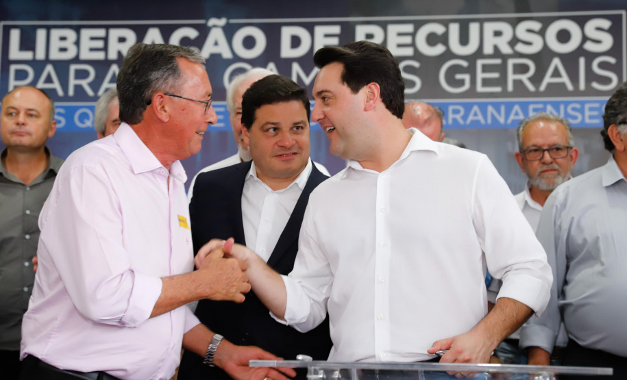 Ponta Grossa e outros 12 municípios dos Campos Gerais vão investir R$ 19,9 milhões em pavimentação de ruas, compra de equipamentos de videomonitoramento, máquinas, ambulância e ônibus escolares, além de ações na área da saúde. Os recursos são do Governo do Estado. As licitações e homologações das obras e aquisições foram autorizadas pelo governador Carlos Massa Ratinho Junior nesta quinta-feira (24) em Ponta Grossa.