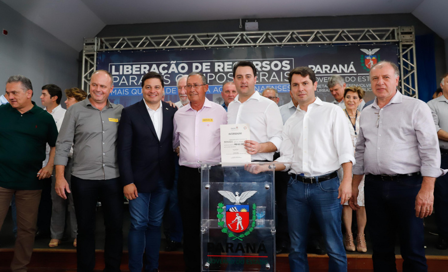 Ponta Grossa e outros 12 municípios dos Campos Gerais vão investir R$ 19,9 milhões em pavimentação de ruas, compra de equipamentos de videomonitoramento, máquinas, ambulância e ônibus escolares, além de ações na área da saúde. Os recursos são do Governo do Estado. As licitações e homologações das obras e aquisições foram autorizadas pelo governador Carlos Massa Ratinho Junior nesta quinta-feira (24) em Ponta Grossa.