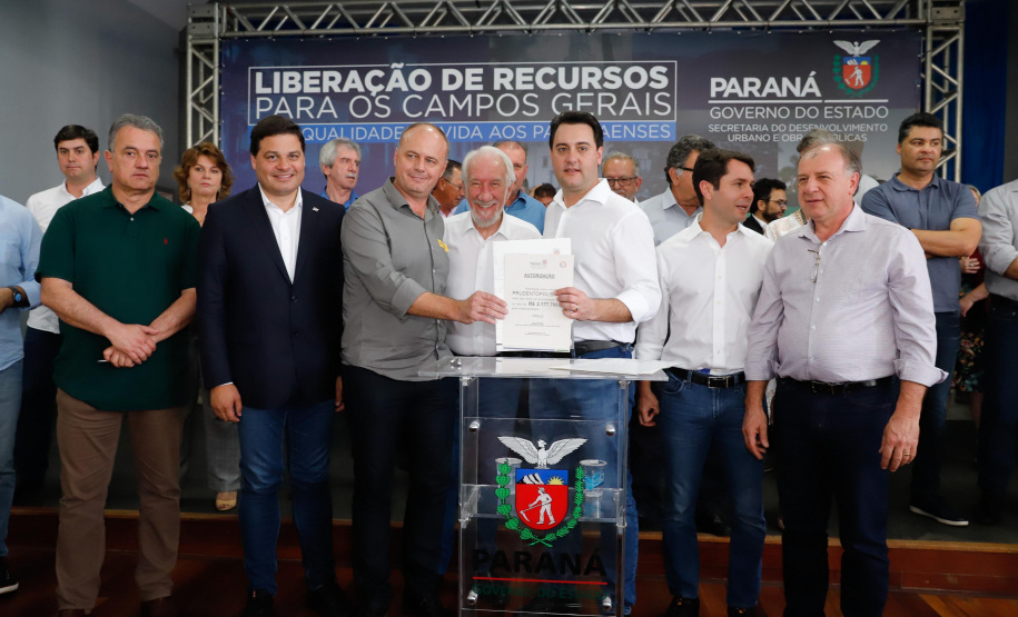 Ponta Grossa e outros 12 municípios dos Campos Gerais vão investir R$ 19,9 milhões em pavimentação de ruas, compra de equipamentos de videomonitoramento, máquinas, ambulância e ônibus escolares, além de ações na área da saúde. Os recursos são do Governo do Estado. As licitações e homologações das obras e aquisições foram autorizadas pelo governador Carlos Massa Ratinho Junior nesta quinta-feira (24) em Ponta Grossa.