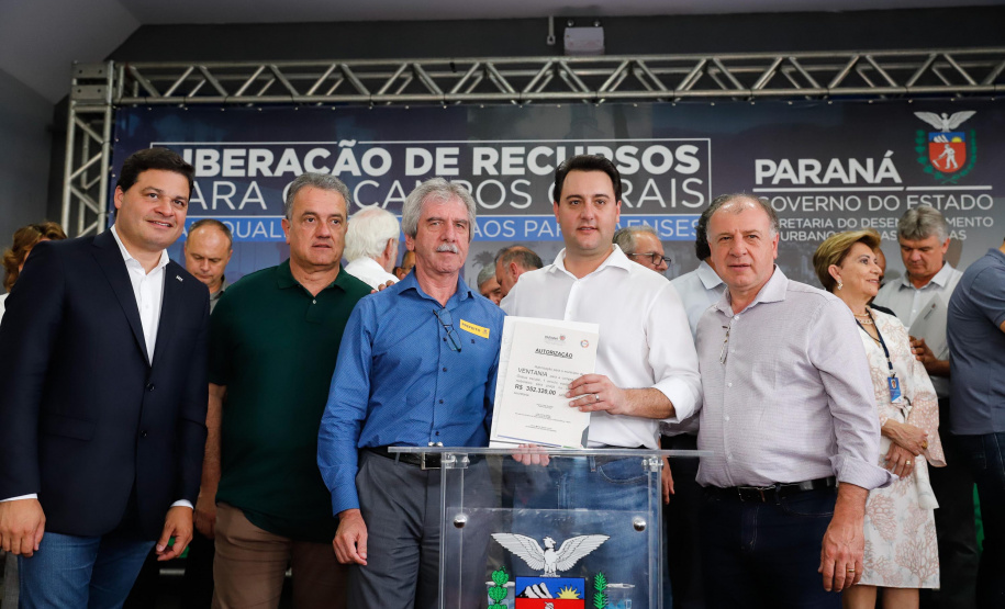 Ponta Grossa e outros 12 municípios dos Campos Gerais vão investir R$ 19,9 milhões em pavimentação de ruas, compra de equipamentos de videomonitoramento, máquinas, ambulância e ônibus escolares, além de ações na área da saúde. Os recursos são do Governo do Estado. As licitações e homologações das obras e aquisições foram autorizadas pelo governador Carlos Massa Ratinho Junior nesta quinta-feira (24) em Ponta Grossa.