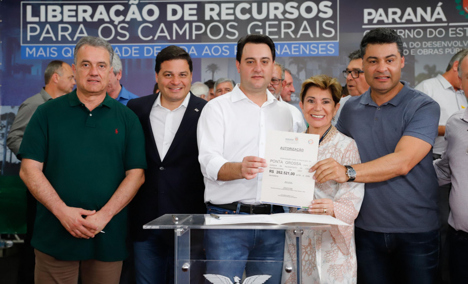 Ponta Grossa e outros 12 municípios dos Campos Gerais vão investir R$ 19,9 milhões em pavimentação de ruas, compra de equipamentos de videomonitoramento, máquinas, ambulância e ônibus escolares, além de ações na área da saúde. Os recursos são do Governo do Estado. As licitações e homologações das obras e aquisições foram autorizadas pelo governador Carlos Massa Ratinho Junior nesta quinta-feira (24) em Ponta Grossa.