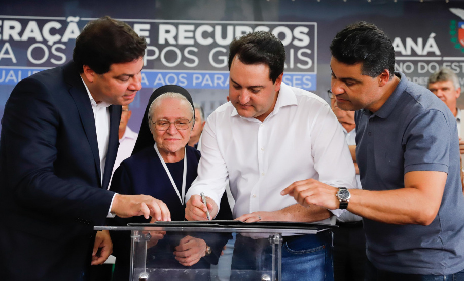 Ponta Grossa e outros 12 municípios dos Campos Gerais vão investir R$ 19,9 milhões em pavimentação de ruas, compra de equipamentos de videomonitoramento, máquinas, ambulância e ônibus escolares, além de ações na área da saúde. Os recursos são do Governo do Estado. As licitações e homologações das obras e aquisições foram autorizadas pelo governador Carlos Massa Ratinho Junior nesta quinta-feira (24) em Ponta Grossa.