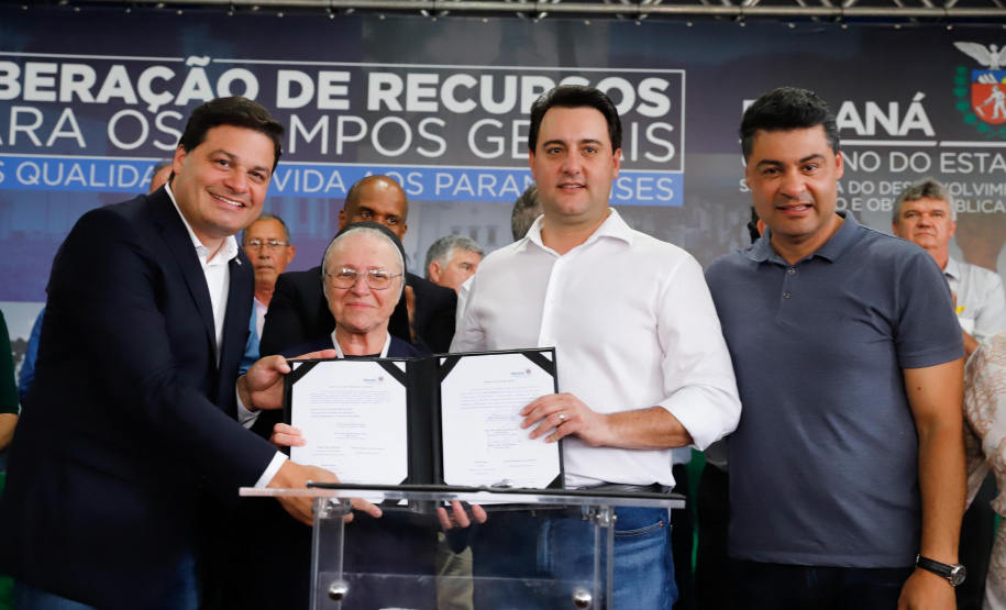Ponta Grossa e outros 12 municípios dos Campos Gerais vão investir R$ 19,9 milhões em pavimentação de ruas, compra de equipamentos de videomonitoramento, máquinas, ambulância e ônibus escolares, além de ações na área da saúde. Os recursos são do Governo do Estado. As licitações e homologações das obras e aquisições foram autorizadas pelo governador Carlos Massa Ratinho Junior nesta quinta-feira (24) em Ponta Grossa.