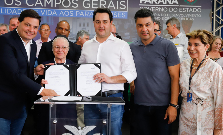 Ponta Grossa e outros 12 municípios dos Campos Gerais vão investir R$ 19,9 milhões em pavimentação de ruas, compra de equipamentos de videomonitoramento, máquinas, ambulância e ônibus escolares, além de ações na área da saúde. Os recursos são do Governo do Estado. As licitações e homologações das obras e aquisições foram autorizadas pelo governador Carlos Massa Ratinho Junior nesta quinta-feira (24) em Ponta Grossa.