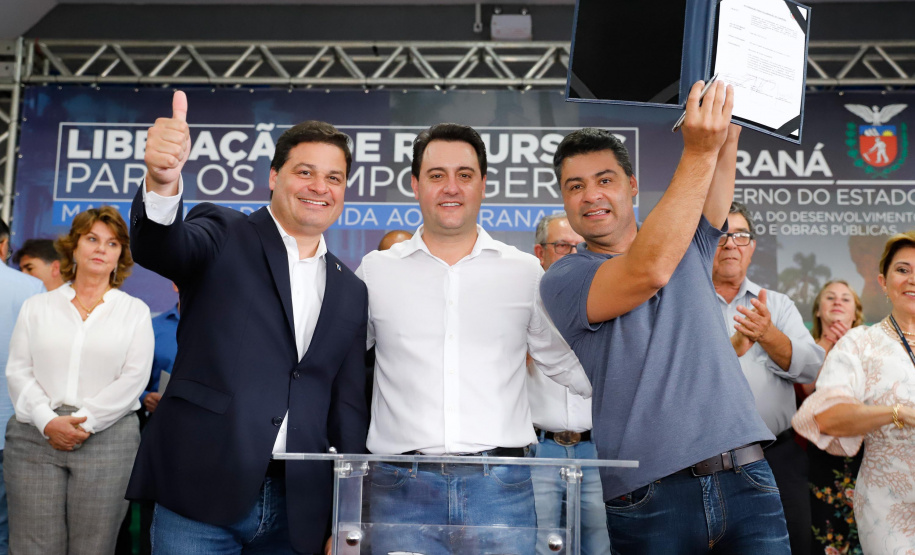 Ponta Grossa e outros 12 municípios dos Campos Gerais vão investir R$ 19,9 milhões em pavimentação de ruas, compra de equipamentos de videomonitoramento, máquinas, ambulância e ônibus escolares, além de ações na área da saúde. Os recursos são do Governo do Estado. As licitações e homologações das obras e aquisições foram autorizadas pelo governador Carlos Massa Ratinho Junior nesta quinta-feira (24) em Ponta Grossa.