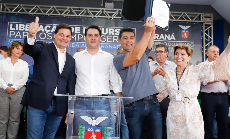 Ponta Grossa e outros 12 municípios dos Campos Gerais vão investir R$ 19,9 milhões em pavimentação de ruas, compra de equipamentos de videomonitoramento, máquinas, ambulância e ônibus escolares, além de ações na área da saúde. Os recursos são do Governo do Estado. As licitações e homologações das obras e aquisições foram autorizadas pelo governador Carlos Massa Ratinho Junior nesta quinta-feira (24) em Ponta Grossa.