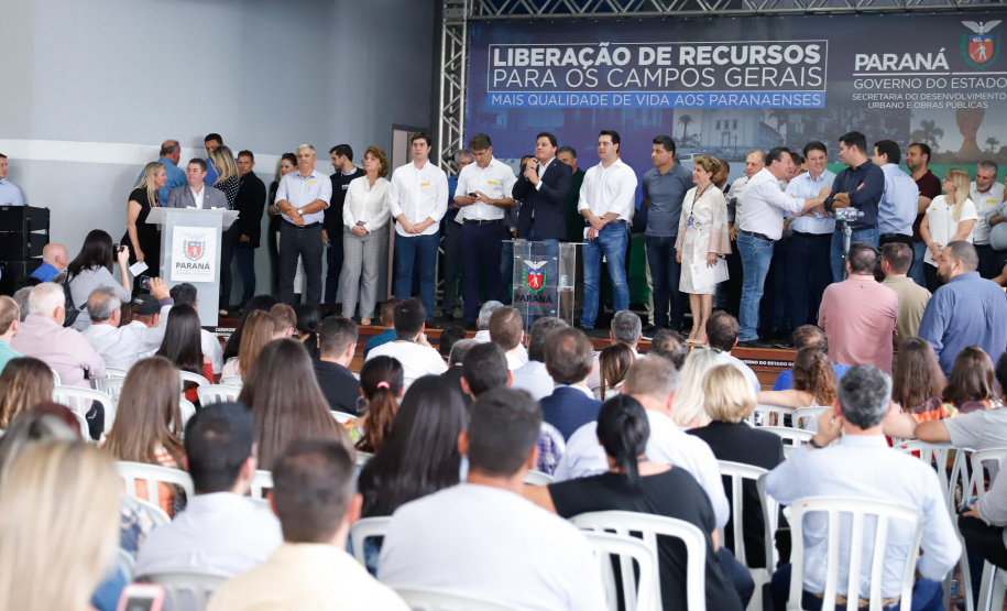 Ponta Grossa e outros 12 municípios dos Campos Gerais vão investir R$ 19,9 milhões em pavimentação de ruas, compra de equipamentos de videomonitoramento, máquinas, ambulância e ônibus escolares, além de ações na área da saúde. Os recursos são do Governo do Estado. As licitações e homologações das obras e aquisições foram autorizadas pelo governador Carlos Massa Ratinho Junior nesta quinta-feira (24) em Ponta Grossa.