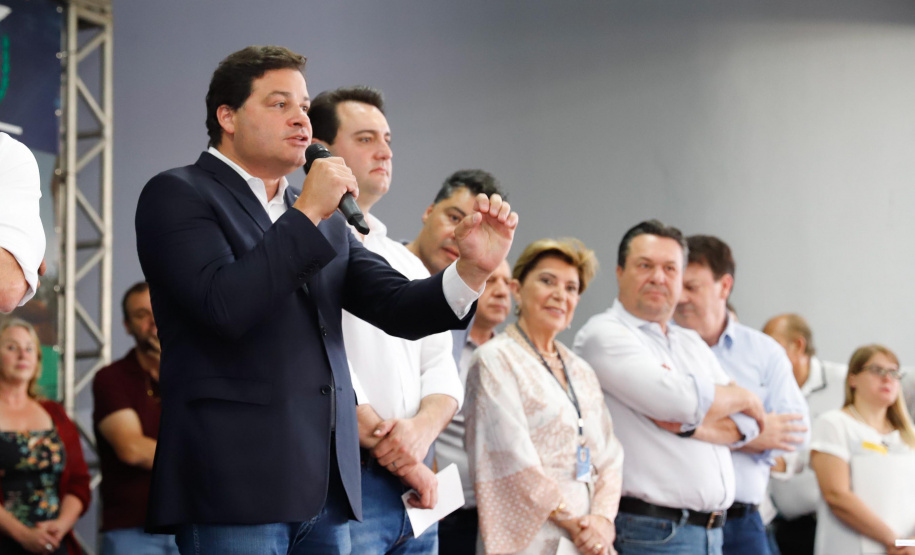 Ponta Grossa e outros 12 municípios dos Campos Gerais vão investir R$ 19,9 milhões em pavimentação de ruas, compra de equipamentos de videomonitoramento, máquinas, ambulância e ônibus escolares, além de ações na área da saúde. Os recursos são do Governo do Estado. As licitações e homologações das obras e aquisições foram autorizadas pelo governador Carlos Massa Ratinho Junior nesta quinta-feira (24) em Ponta Grossa.