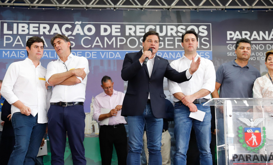 Ponta Grossa e outros 12 municípios dos Campos Gerais vão investir R$ 19,9 milhões em pavimentação de ruas, compra de equipamentos de videomonitoramento, máquinas, ambulância e ônibus escolares, além de ações na área da saúde. Os recursos são do Governo do Estado. As licitações e homologações das obras e aquisições foram autorizadas pelo governador Carlos Massa Ratinho Junior nesta quinta-feira (24) em Ponta Grossa.