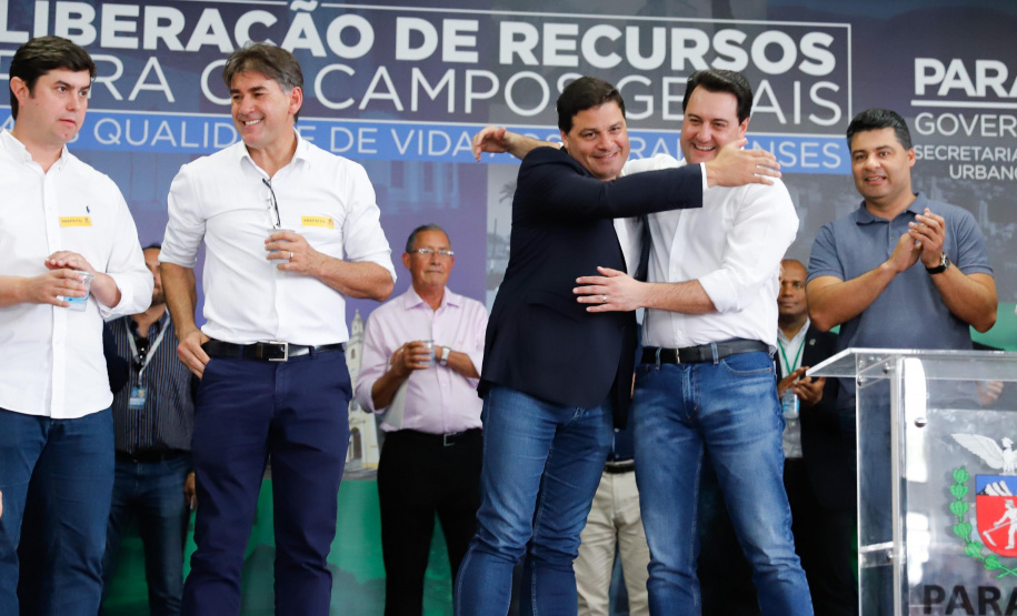 Ponta Grossa e outros 12 municípios dos Campos Gerais vão investir R$ 19,9 milhões em pavimentação de ruas, compra de equipamentos de videomonitoramento, máquinas, ambulância e ônibus escolares, além de ações na área da saúde. Os recursos são do Governo do Estado. As licitações e homologações das obras e aquisições foram autorizadas pelo governador Carlos Massa Ratinho Junior nesta quinta-feira (24) em Ponta Grossa.