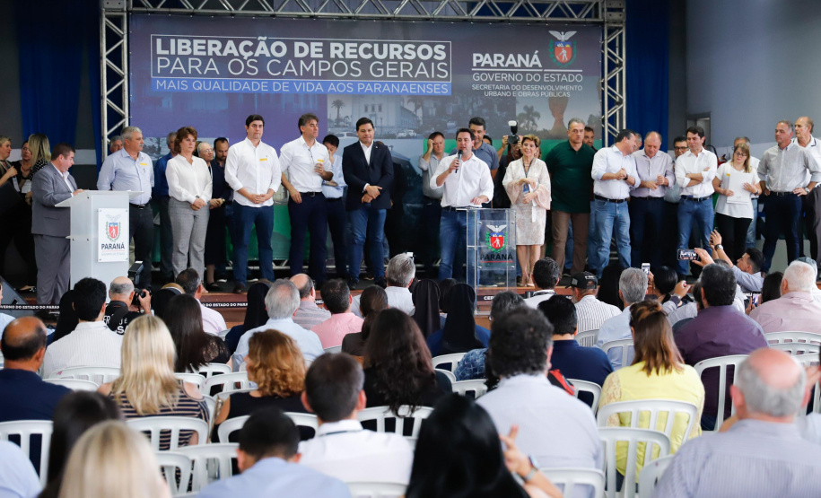 Ponta Grossa e outros 12 municípios dos Campos Gerais vão investir R$ 19,9 milhões em pavimentação de ruas, compra de equipamentos de videomonitoramento, máquinas, ambulância e ônibus escolares, além de ações na área da saúde. Os recursos são do Governo do Estado. As licitações e homologações das obras e aquisições foram autorizadas pelo governador Carlos Massa Ratinho Junior nesta quinta-feira (24) em Ponta Grossa.