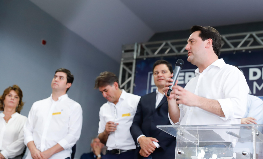 Ponta Grossa e outros 12 municípios dos Campos Gerais vão investir R$ 19,9 milhões em pavimentação de ruas, compra de equipamentos de videomonitoramento, máquinas, ambulância e ônibus escolares, além de ações na área da saúde. Os recursos são do Governo do Estado. As licitações e homologações das obras e aquisições foram autorizadas pelo governador Carlos Massa Ratinho Junior nesta quinta-feira (24) em Ponta Grossa.