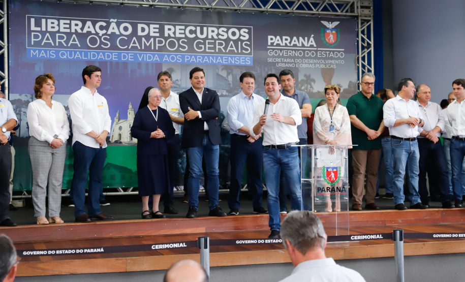 Ponta Grossa e outros 12 municípios dos Campos Gerais vão investir R$ 19,9 milhões em pavimentação de ruas, compra de equipamentos de videomonitoramento, máquinas, ambulância e ônibus escolares, além de ações na área da saúde. Os recursos são do Governo do Estado. As licitações e homologações das obras e aquisições foram autorizadas pelo governador Carlos Massa Ratinho Junior nesta quinta-feira (24) em Ponta Grossa.