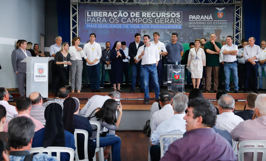 Ponta Grossa e outros 12 municípios dos Campos Gerais vão investir R$ 19,9 milhões em pavimentação de ruas, compra de equipamentos de videomonitoramento, máquinas, ambulância e ônibus escolares, além de ações na área da saúde. Os recursos são do Governo do Estado. As licitações e homologações das obras e aquisições foram autorizadas pelo governador Carlos Massa Ratinho Junior nesta quinta-feira (24) em Ponta Grossa.