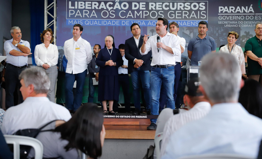 Ponta Grossa e outros 12 municípios dos Campos Gerais vão investir R$ 19,9 milhões em pavimentação de ruas, compra de equipamentos de videomonitoramento, máquinas, ambulância e ônibus escolares, além de ações na área da saúde. Os recursos são do Governo do Estado. As licitações e homologações das obras e aquisições foram autorizadas pelo governador Carlos Massa Ratinho Junior nesta quinta-feira (24) em Ponta Grossa.