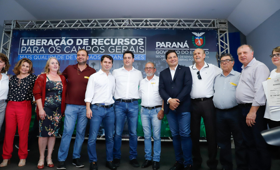 Ponta Grossa e outros 12 municípios dos Campos Gerais vão investir R$ 19,9 milhões em pavimentação de ruas, compra de equipamentos de videomonitoramento, máquinas, ambulância e ônibus escolares, além de ações na área da saúde. Os recursos são do Governo do Estado. As licitações e homologações das obras e aquisições foram autorizadas pelo governador Carlos Massa Ratinho Junior nesta quinta-feira (24) em Ponta Grossa.