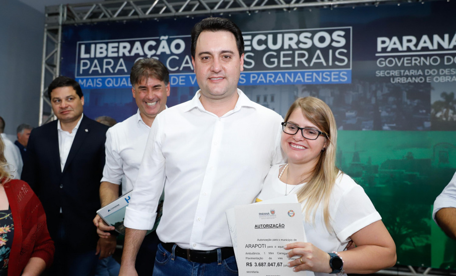 Ponta Grossa e outros 12 municípios dos Campos Gerais vão investir R$ 19,9 milhões em pavimentação de ruas, compra de equipamentos de videomonitoramento, máquinas, ambulância e ônibus escolares, além de ações na área da saúde. Os recursos são do Governo do Estado. As licitações e homologações das obras e aquisições foram autorizadas pelo governador Carlos Massa Ratinho Junior nesta quinta-feira (24) em Ponta Grossa.