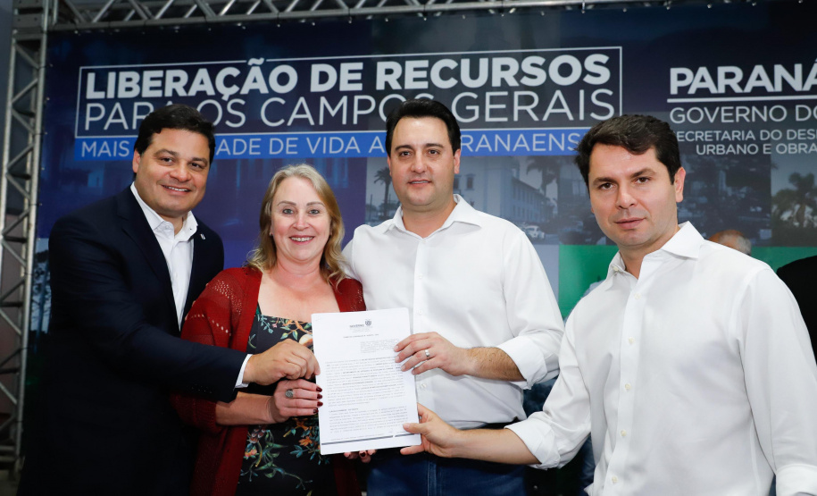 Ponta Grossa e outros 12 municípios dos Campos Gerais vão investir R$ 19,9 milhões em pavimentação de ruas, compra de equipamentos de videomonitoramento, máquinas, ambulância e ônibus escolares, além de ações na área da saúde