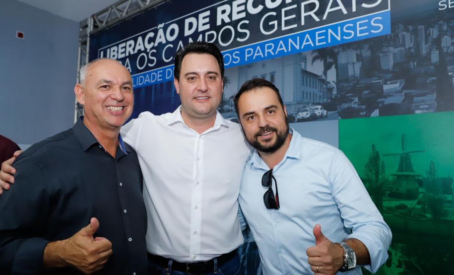 Ponta Grossa e outros 12 municípios dos Campos Gerais vão investir R$ 19,9 milhões em pavimentação de ruas, compra de equipamentos de videomonitoramento, máquinas, ambulância e ônibus escolares, além de ações na área da saúde. Os recursos são do Governo do Estado. As licitações e homologações das obras e aquisições foram autorizadas pelo governador Carlos Massa Ratinho Junior nesta quinta-feira (24) em Ponta Grossa.