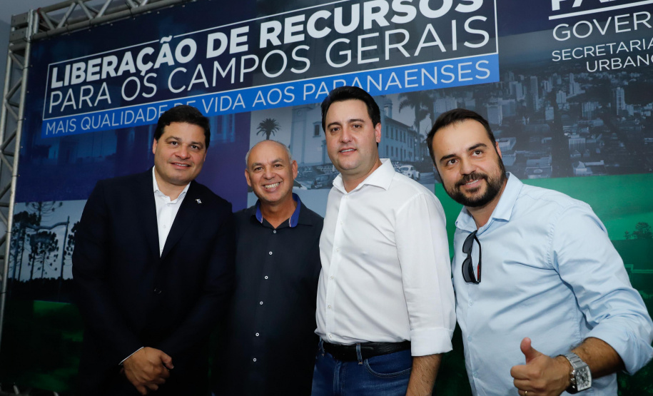 Ponta Grossa e outros 12 municípios dos Campos Gerais vão investir R$ 19,9 milhões em pavimentação de ruas, compra de equipamentos de videomonitoramento, máquinas, ambulância e ônibus escolares, além de ações na área da saúde. Os recursos são do Governo do Estado. As licitações e homologações das obras e aquisições foram autorizadas pelo governador Carlos Massa Ratinho Junior nesta quinta-feira (24) em Ponta Grossa.