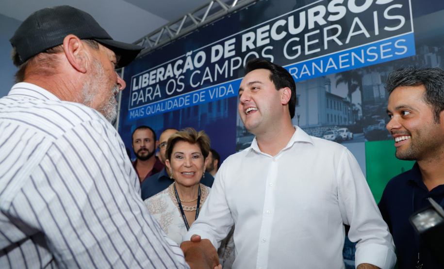 Ponta Grossa e outros 12 municípios dos Campos Gerais vão investir R$ 19,9 milhões em pavimentação de ruas, compra de equipamentos de videomonitoramento, máquinas, ambulância e ônibus escolares, além de ações na área da saúde. Os recursos são do Governo do Estado. As licitações e homologações das obras e aquisições foram autorizadas pelo governador Carlos Massa Ratinho Junior nesta quinta-feira (24) em Ponta Grossa.