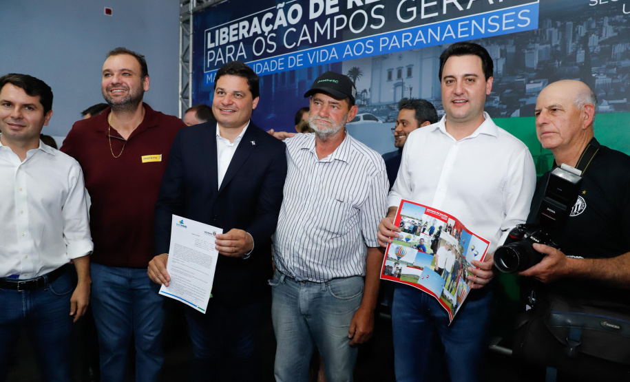 Ponta Grossa e outros 12 municípios dos Campos Gerais vão investir R$ 19,9 milhões em pavimentação de ruas, compra de equipamentos de videomonitoramento, máquinas, ambulância e ônibus escolares, além de ações na área da saúde. Os recursos são do Governo do Estado. As licitações e homologações das obras e aquisições foram autorizadas pelo governador Carlos Massa Ratinho Junior nesta quinta-feira (24) em Ponta Grossa.