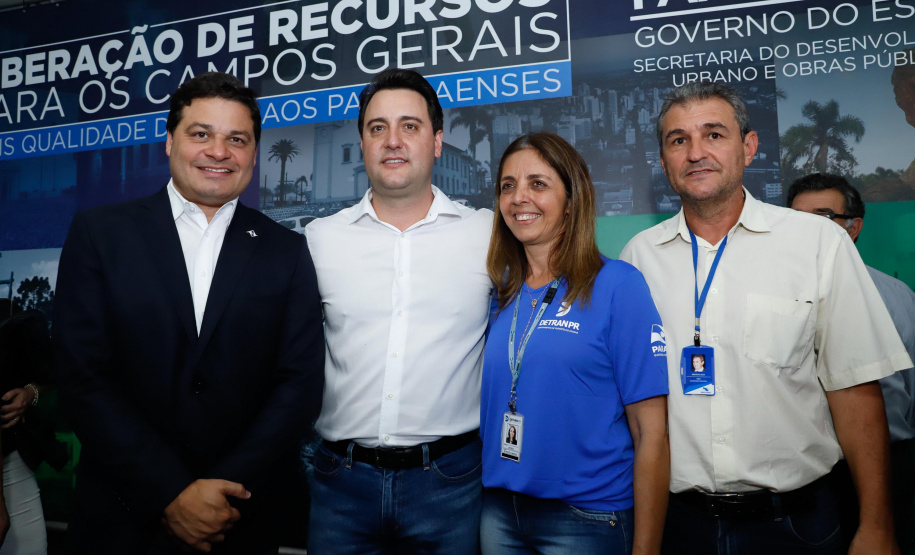 Ponta Grossa e outros 12 municípios dos Campos Gerais vão investir R$ 19,9 milhões em pavimentação de ruas, compra de equipamentos de videomonitoramento, máquinas, ambulância e ônibus escolares, além de ações na área da saúde. Os recursos são do Governo do Estado. As licitações e homologações das obras e aquisições foram autorizadas pelo governador Carlos Massa Ratinho Junior nesta quinta-feira (24) em Ponta Grossa.