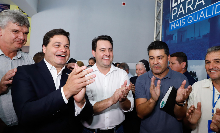 Ponta Grossa e outros 12 municípios dos Campos Gerais vão investir R$ 19,9 milhões em pavimentação de ruas, compra de equipamentos de videomonitoramento, máquinas, ambulância e ônibus escolares, além de ações na área da saúde. Os recursos são do Governo do Estado. As licitações e homologações das obras e aquisições foram autorizadas pelo governador Carlos Massa Ratinho Junior nesta quinta-feira (24) em Ponta Grossa.