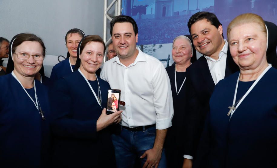 Ponta Grossa e outros 12 municípios dos Campos Gerais vão investir R$ 19,9 milhões em pavimentação de ruas, compra de equipamentos de videomonitoramento, máquinas, ambulância e ônibus escolares, além de ações na área da saúde. Os recursos são do Governo do Estado. As licitações e homologações das obras e aquisições foram autorizadas pelo governador Carlos Massa Ratinho Junior nesta quinta-feira (24) em Ponta Grossa.