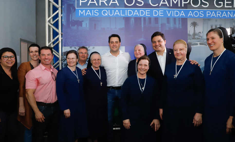 Ponta Grossa e outros 12 municípios dos Campos Gerais vão investir R$ 19,9 milhões em pavimentação de ruas, compra de equipamentos de videomonitoramento, máquinas, ambulância e ônibus escolares, além de ações na área da saúde. Os recursos são do Governo do Estado. As licitações e homologações das obras e aquisições foram autorizadas pelo governador Carlos Massa Ratinho Junior nesta quinta-feira (24) em Ponta Grossa.