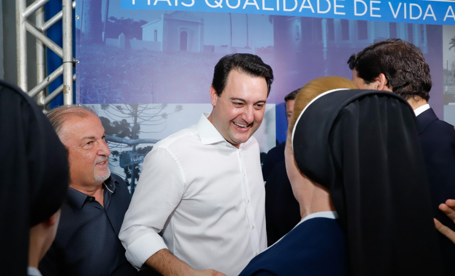 Ponta Grossa e outros 12 municípios dos Campos Gerais vão investir R$ 19,9 milhões em pavimentação de ruas, compra de equipamentos de videomonitoramento, máquinas, ambulância e ônibus escolares, além de ações na área da saúde. Os recursos são do Governo do Estado. As licitações e homologações das obras e aquisições foram autorizadas pelo governador Carlos Massa Ratinho Junior nesta quinta-feira (24) em Ponta Grossa.