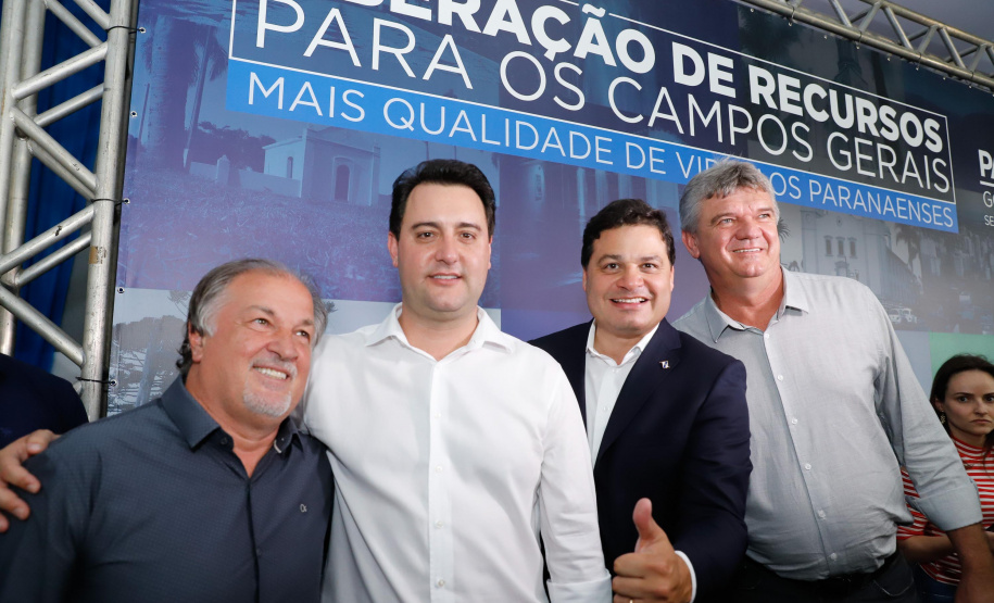 Ponta Grossa e outros 12 municípios dos Campos Gerais vão investir R$ 19,9 milhões em pavimentação de ruas, compra de equipamentos de videomonitoramento, máquinas, ambulância e ônibus escolares, além de ações na área da saúde. Os recursos são do Governo do Estado. As licitações e homologações das obras e aquisições foram autorizadas pelo governador Carlos Massa Ratinho Junior nesta quinta-feira (24) em Ponta Grossa.