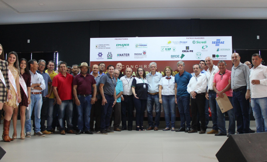Os cafeicultores Valdeir Luiz de Souza, de Tomazina, e Edson Messias de Carvalho, de Joaquim Távora, venceram o prêmio Café Qualidade Paraná nas categorias cereja descascado e natural. Eles superaram 120 lotes que iniciaram a disputa, e receberam R$ 5 mil de prêmio.

A cerimônia de premiação foi nesta quinta-feira (24), em Ivaiporã, e reuniu cerca de 500 participantes. Foto: Divulgação/AEN