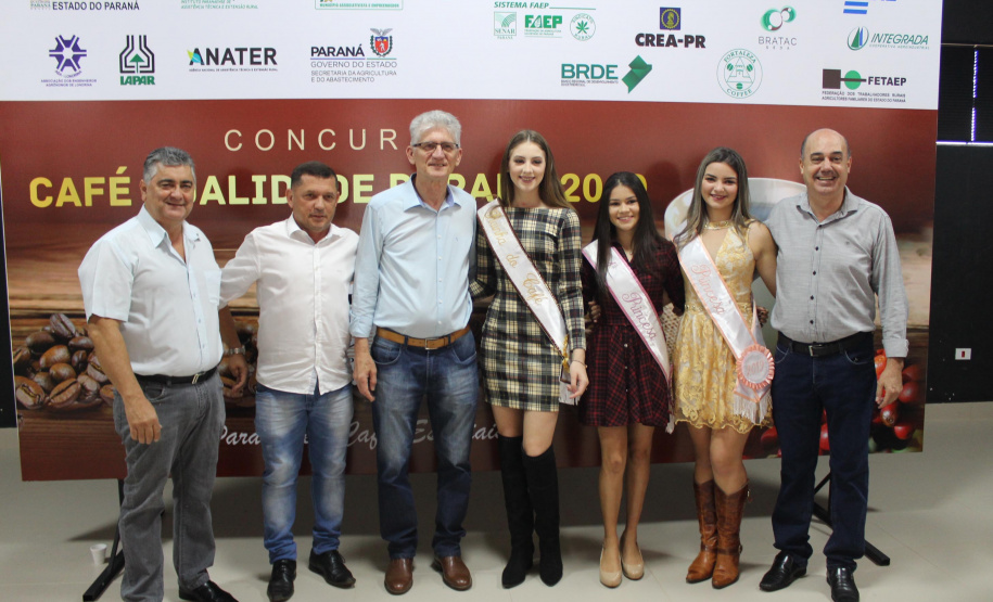 Os cafeicultores Valdeir Luiz de Souza, de Tomazina, e Edson Messias de Carvalho, de Joaquim Távora, venceram o prêmio Café Qualidade Paraná nas categorias cereja descascado e natural. Eles superaram 120 lotes que iniciaram a disputa, e receberam R$ 5 mil de prêmio.

A cerimônia de premiação foi nesta quinta-feira (24), em Ivaiporã, e reuniu cerca de 500 participantes. Foto: Divulgação/AEN