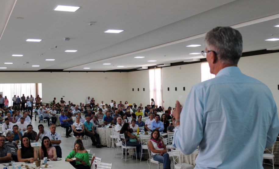 Os cafeicultores Valdeir Luiz de Souza, de Tomazina, e Edson Messias de Carvalho, de Joaquim Távora, venceram o prêmio Café Qualidade Paraná nas categorias cereja descascado e natural. Eles superaram 120 lotes que iniciaram a disputa, e receberam R$ 5 mil de prêmio.

A cerimônia de premiação foi nesta quinta-feira (24), em Ivaiporã, e reuniu cerca de 500 participantes. Foto: Divulgação/AEN