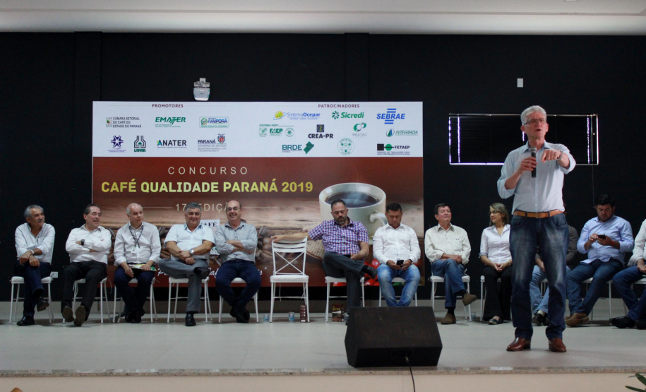 Os cafeicultores Valdeir Luiz de Souza, de Tomazina, e Edson Messias de Carvalho, de Joaquim Távora, venceram o prêmio Café Qualidade Paraná nas categorias cereja descascado e natural. Eles superaram 120 lotes que iniciaram a disputa, e receberam R$ 5 mil de prêmio.

A cerimônia de premiação foi nesta quinta-feira (24), em Ivaiporã, e reuniu cerca de 500 participantes. Foto: Divulgação/AEN