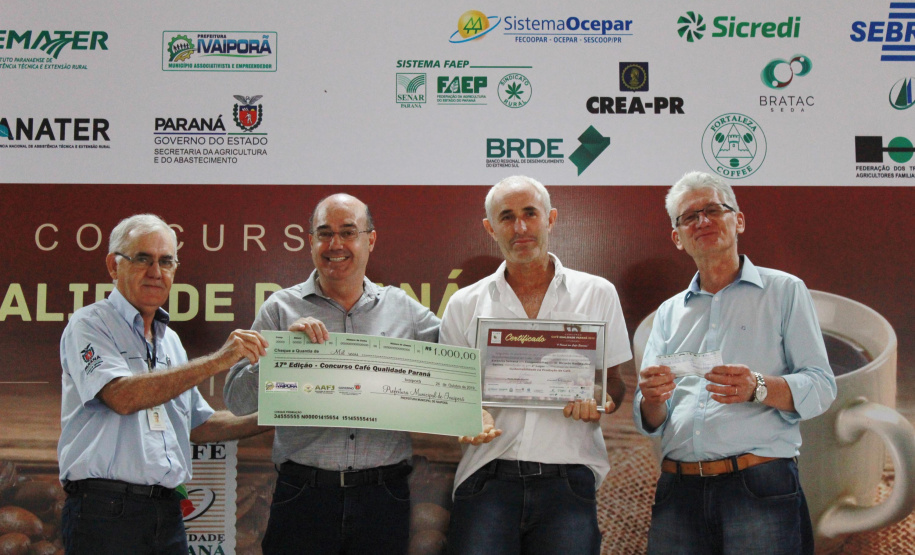Os cafeicultores Valdeir Luiz de Souza, de Tomazina, e Edson Messias de Carvalho, de Joaquim Távora, venceram o prêmio Café Qualidade Paraná nas categorias cereja descascado e natural. Eles superaram 120 lotes que iniciaram a disputa, e receberam R$ 5 mil de prêmio.

A cerimônia de premiação foi nesta quinta-feira (24), em Ivaiporã, e reuniu cerca de 500 participantes. Foto: Divulgação/AEN