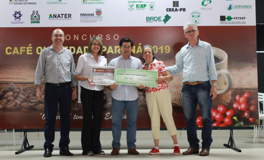 Os cafeicultores Valdeir Luiz de Souza, de Tomazina, e Edson Messias de Carvalho, de Joaquim Távora, venceram o prêmio Café Qualidade Paraná nas categorias cereja descascado e natural. Eles superaram 120 lotes que iniciaram a disputa, e receberam R$ 5 mil de prêmio.

A cerimônia de premiação foi nesta quinta-feira (24), em Ivaiporã, e reuniu cerca de 500 participantes. Foto: Divulgação/AEN