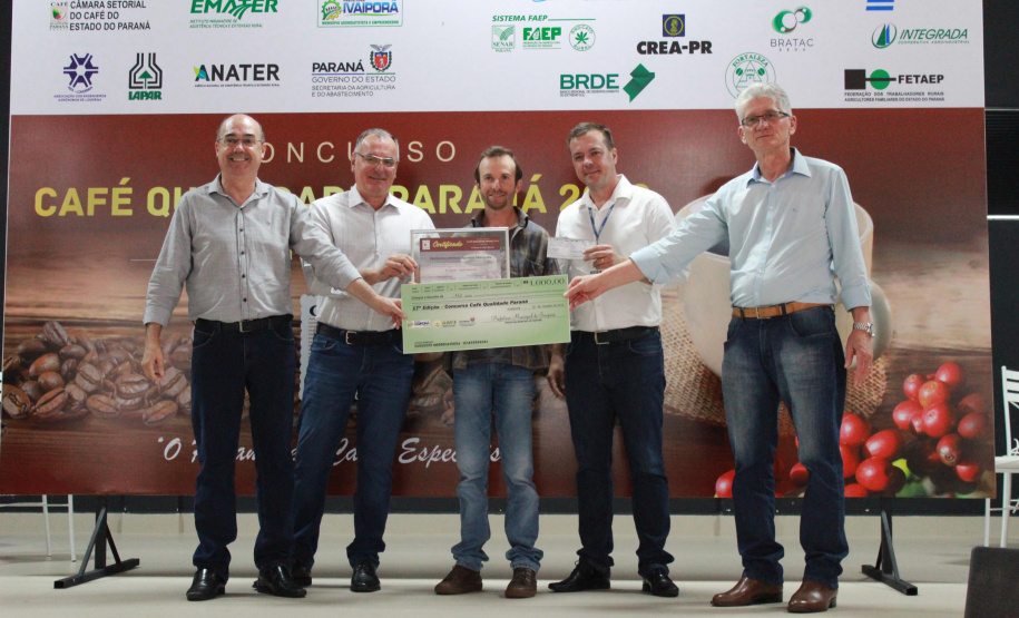 Os cafeicultores Valdeir Luiz de Souza, de Tomazina, e Edson Messias de Carvalho, de Joaquim Távora, venceram o prêmio Café Qualidade Paraná nas categorias cereja descascado e natural. Eles superaram 120 lotes que iniciaram a disputa, e receberam R$ 5 mil de prêmio.

A cerimônia de premiação foi nesta quinta-feira (24), em Ivaiporã, e reuniu cerca de 500 participantes. Foto: Divulgação/AEN
