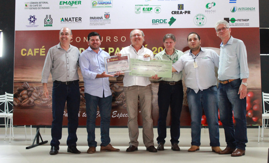 Os cafeicultores Valdeir Luiz de Souza, de Tomazina, e Edson Messias de Carvalho, de Joaquim Távora, venceram o prêmio Café Qualidade Paraná nas categorias cereja descascado e natural. Eles superaram 120 lotes que iniciaram a disputa, e receberam R$ 5 mil de prêmio.

A cerimônia de premiação foi nesta quinta-feira (24), em Ivaiporã, e reuniu cerca de 500 participantes. Foto: Divulgação/AEN