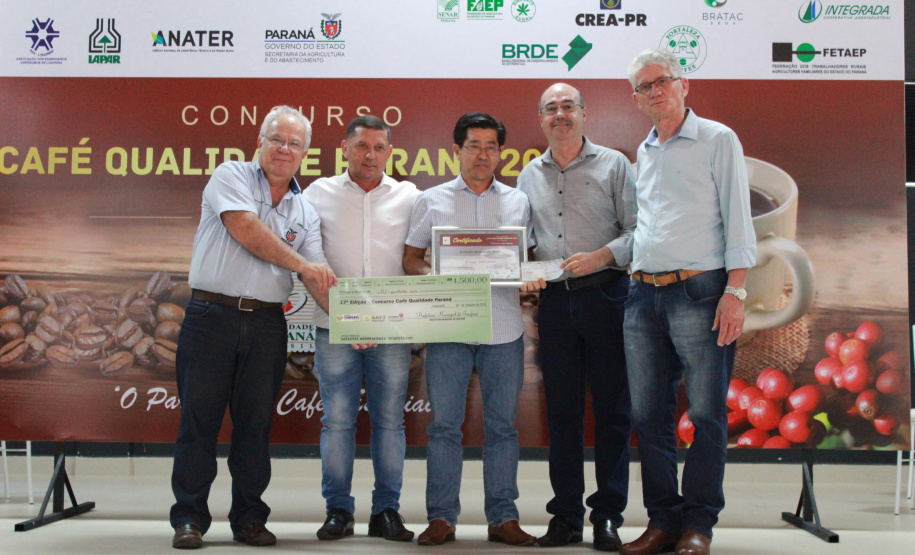 Os cafeicultores Valdeir Luiz de Souza, de Tomazina, e Edson Messias de Carvalho, de Joaquim Távora, venceram o prêmio Café Qualidade Paraná nas categorias cereja descascado e natural. Eles superaram 120 lotes que iniciaram a disputa, e receberam R$ 5 mil de prêmio.

A cerimônia de premiação foi nesta quinta-feira (24), em Ivaiporã, e reuniu cerca de 500 participantes. Foto: Divulgação/AEN