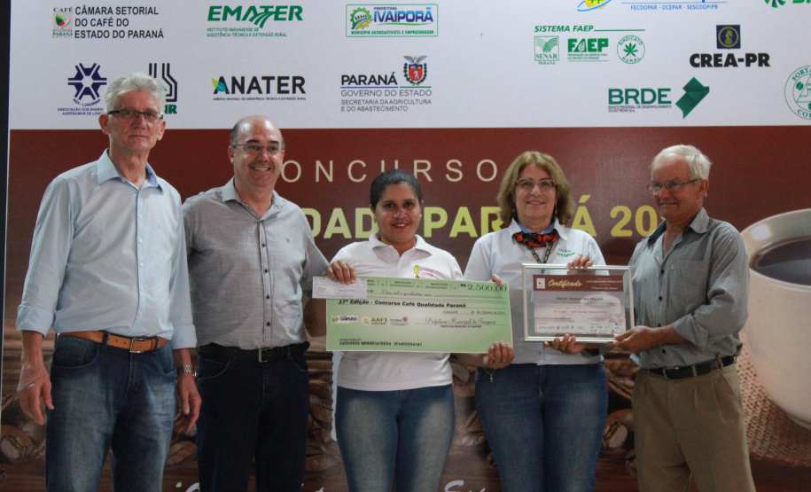 Os cafeicultores Valdeir Luiz de Souza, de Tomazina, e Edson Messias de Carvalho, de Joaquim Távora, venceram o prêmio Café Qualidade Paraná nas categorias cereja descascado e natural. Eles superaram 120 lotes que iniciaram a disputa, e receberam R$ 5 mil de prêmio.

A cerimônia de premiação foi nesta quinta-feira (24), em Ivaiporã, e reuniu cerca de 500 participantes. Foto: Divulgação/AEN