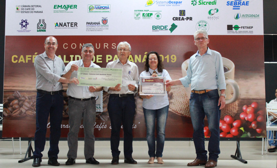 Os cafeicultores Valdeir Luiz de Souza, de Tomazina, e Edson Messias de Carvalho, de Joaquim Távora, venceram o prêmio Café Qualidade Paraná nas categorias cereja descascado e natural. Eles superaram 120 lotes que iniciaram a disputa, e receberam R$ 5 mil de prêmio.

A cerimônia de premiação foi nesta quinta-feira (24), em Ivaiporã, e reuniu cerca de 500 participantes. Foto: Divulgação/AEN
