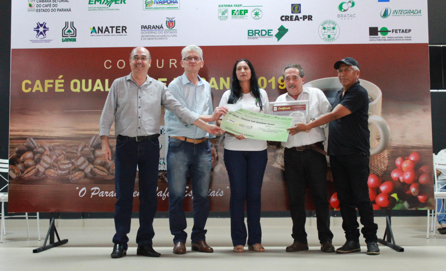 Os cafeicultores Valdeir Luiz de Souza, de Tomazina, e Edson Messias de Carvalho, de Joaquim Távora, venceram o prêmio Café Qualidade Paraná nas categorias cereja descascado e natural. Eles superaram 120 lotes que iniciaram a disputa, e receberam R$ 5 mil de prêmio.

A cerimônia de premiação foi nesta quinta-feira (24), em Ivaiporã, e reuniu cerca de 500 participantes. Foto: Divulgação/AEN