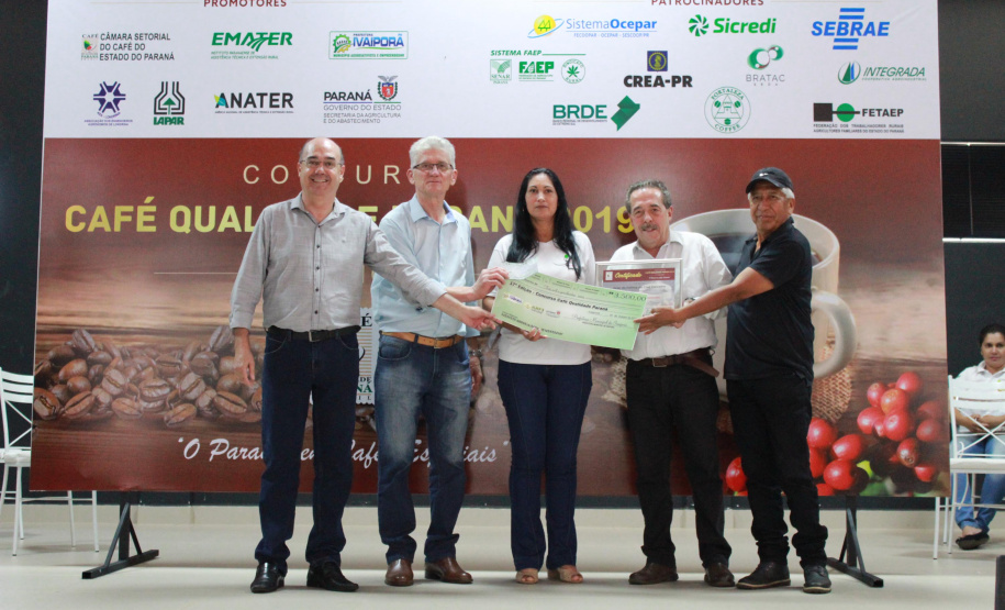 Os cafeicultores Valdeir Luiz de Souza, de Tomazina, e Edson Messias de Carvalho, de Joaquim Távora, venceram o prêmio Café Qualidade Paraná nas categorias cereja descascado e natural. Eles superaram 120 lotes que iniciaram a disputa, e receberam R$ 5 mil de prêmio.

A cerimônia de premiação foi nesta quinta-feira (24), em Ivaiporã, e reuniu cerca de 500 participantes. Foto: Divulgação/AEN
