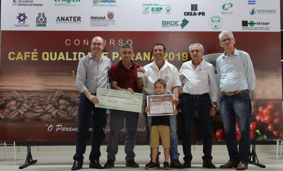 Os cafeicultores Valdeir Luiz de Souza, de Tomazina, e Edson Messias de Carvalho, de Joaquim Távora, venceram o prêmio Café Qualidade Paraná nas categorias cereja descascado e natural. Eles superaram 120 lotes que iniciaram a disputa, e receberam R$ 5 mil de prêmio.

A cerimônia de premiação foi nesta quinta-feira (24), em Ivaiporã, e reuniu cerca de 500 participantes. Foto: Divulgação/AEN